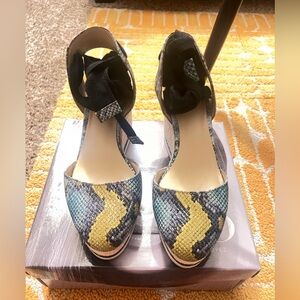 J Lo. Snakeskin wedges size 7 absolutely gorgeous tie up ankle strap.💙💛